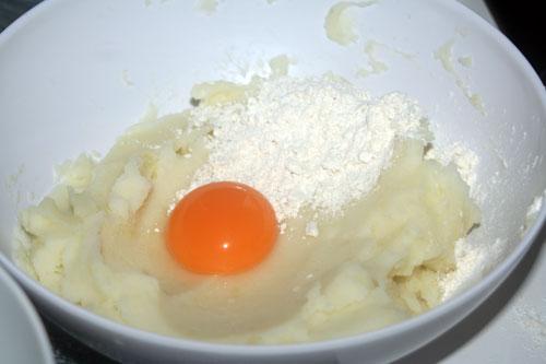 preparar los buñuelos de patatas
