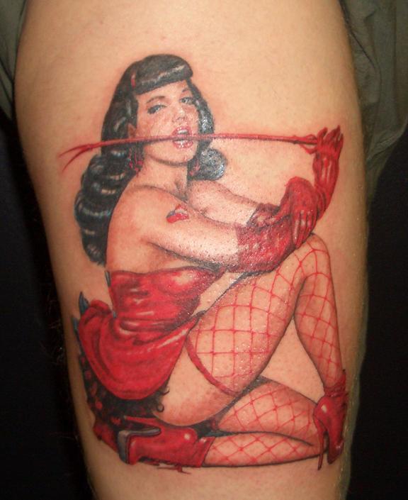 Tatuaje old school Betty Page