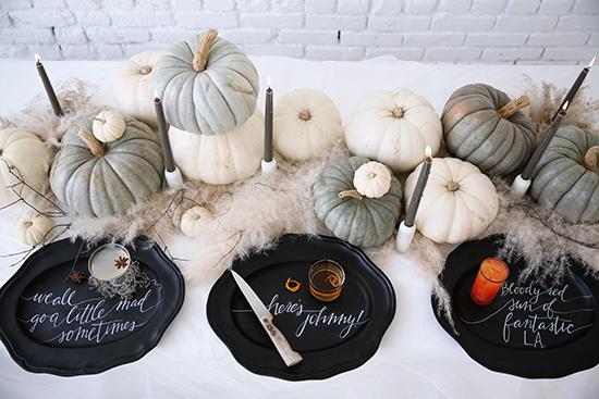 Cómo_decorar_tu_casa_para_Halloween_ideas_inspiraciones_decorar_espacio_gris_blanco_cóctels