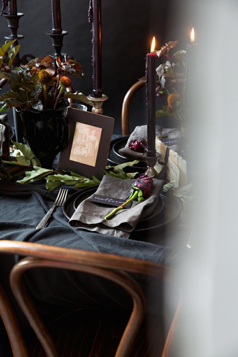 Cómo_decorar_tu_casa_para_Halloween_ideas_inspiraciones_decorar_mesa_tonalidades_negras_detalles