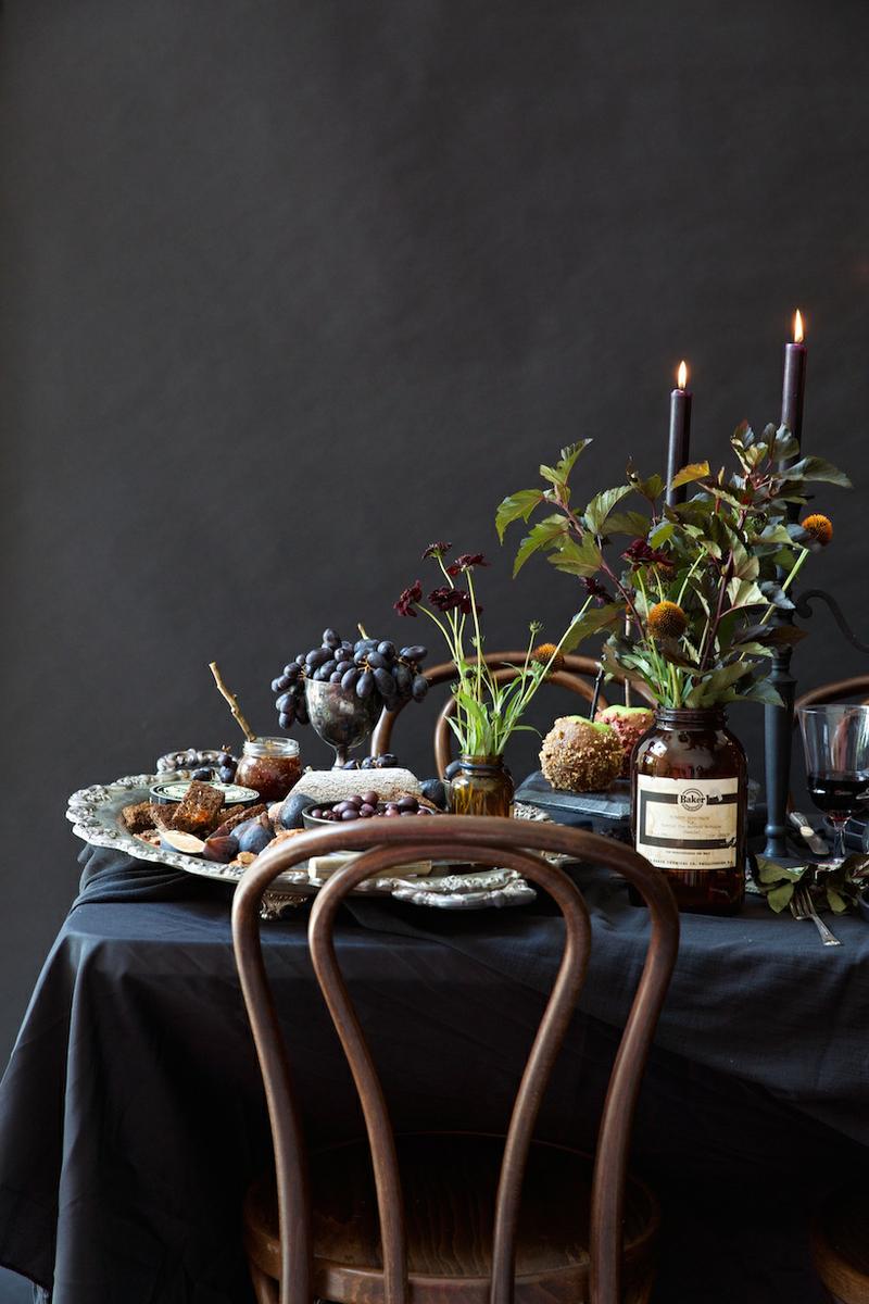 Cómo_decorar_tu_casa_para_Halloween_ideas_inspiraciones_decorar_mesa_tonalidades_negras_detalles