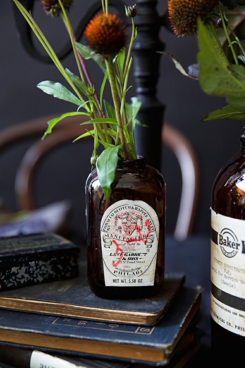 Cómo_decorar_tu_casa_para_Halloween_ideas_inspiraciones_decorar_mesa_tonalidades_negras_detalles