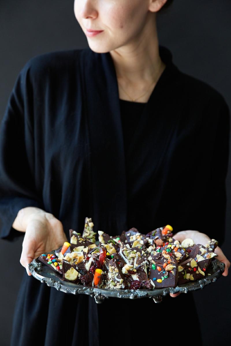 Cómo_decorar_tu_casa_para_Halloween_ideas_inspiraciones_decorar_mesa_tonalidades_negras_detalles