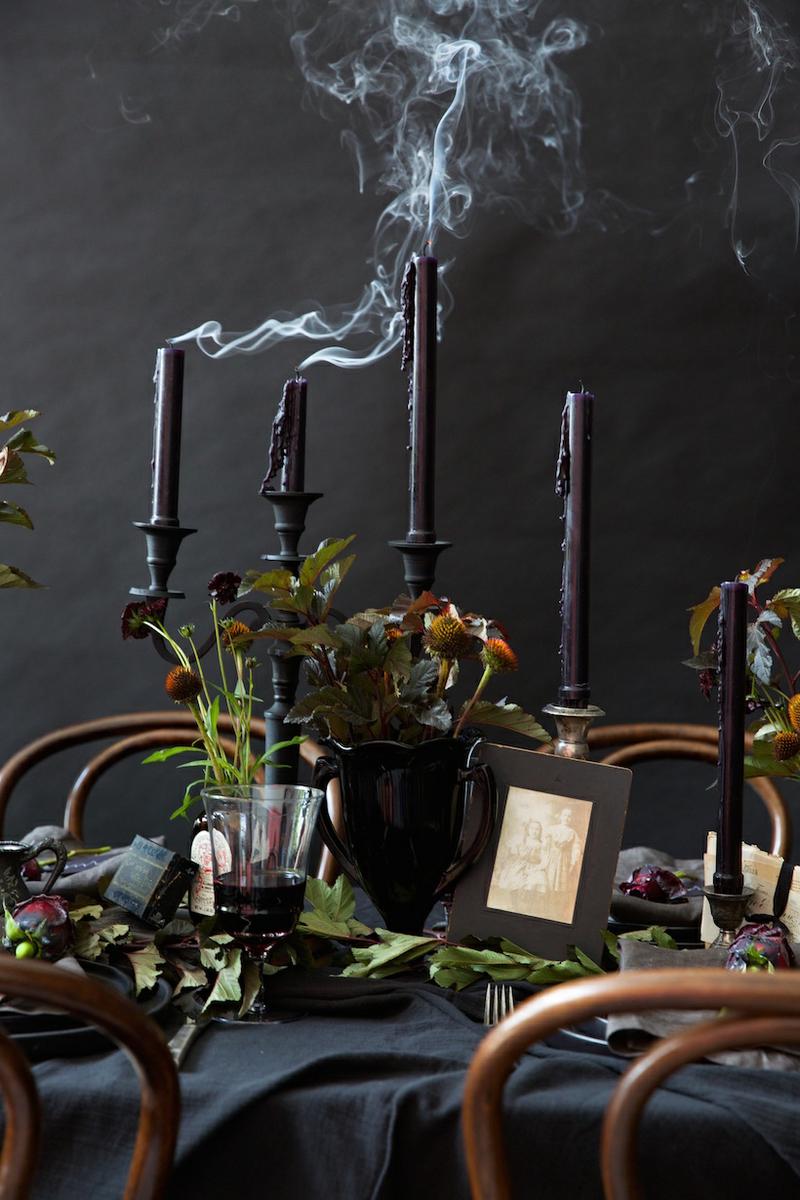 Cómo_decorar_tu_casa_para_Halloween_ideas_inspiraciones_decorar_mesa_tonalidades_negras_detalles