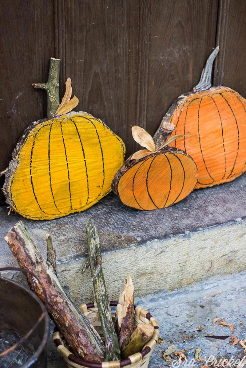 calabazas-diy-con-troncos-de-madera-y-pintura-en-spray