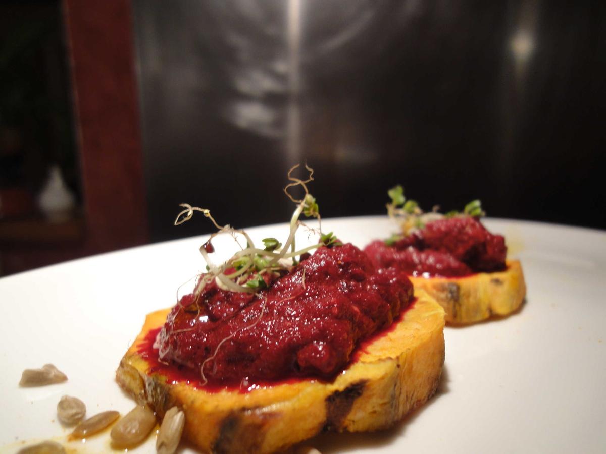 tostadas-de-boniato-con-pate-de-remolacha