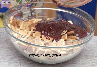 preparando salami de chocolate