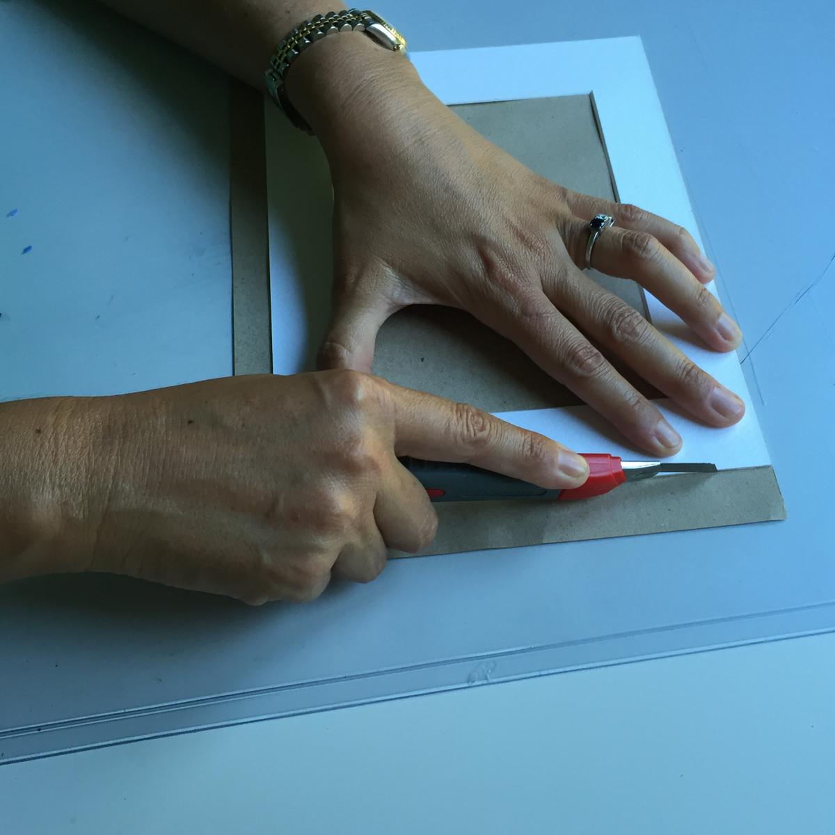 con el cúter cortamos el papel