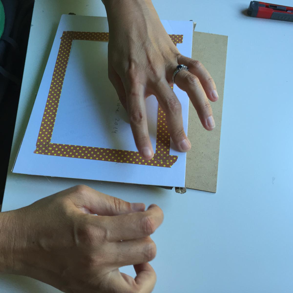 12-marco-otonal-con-palos-con-washitape-pegmos-la-foto-al-paspartu-por-la-parte-traesra