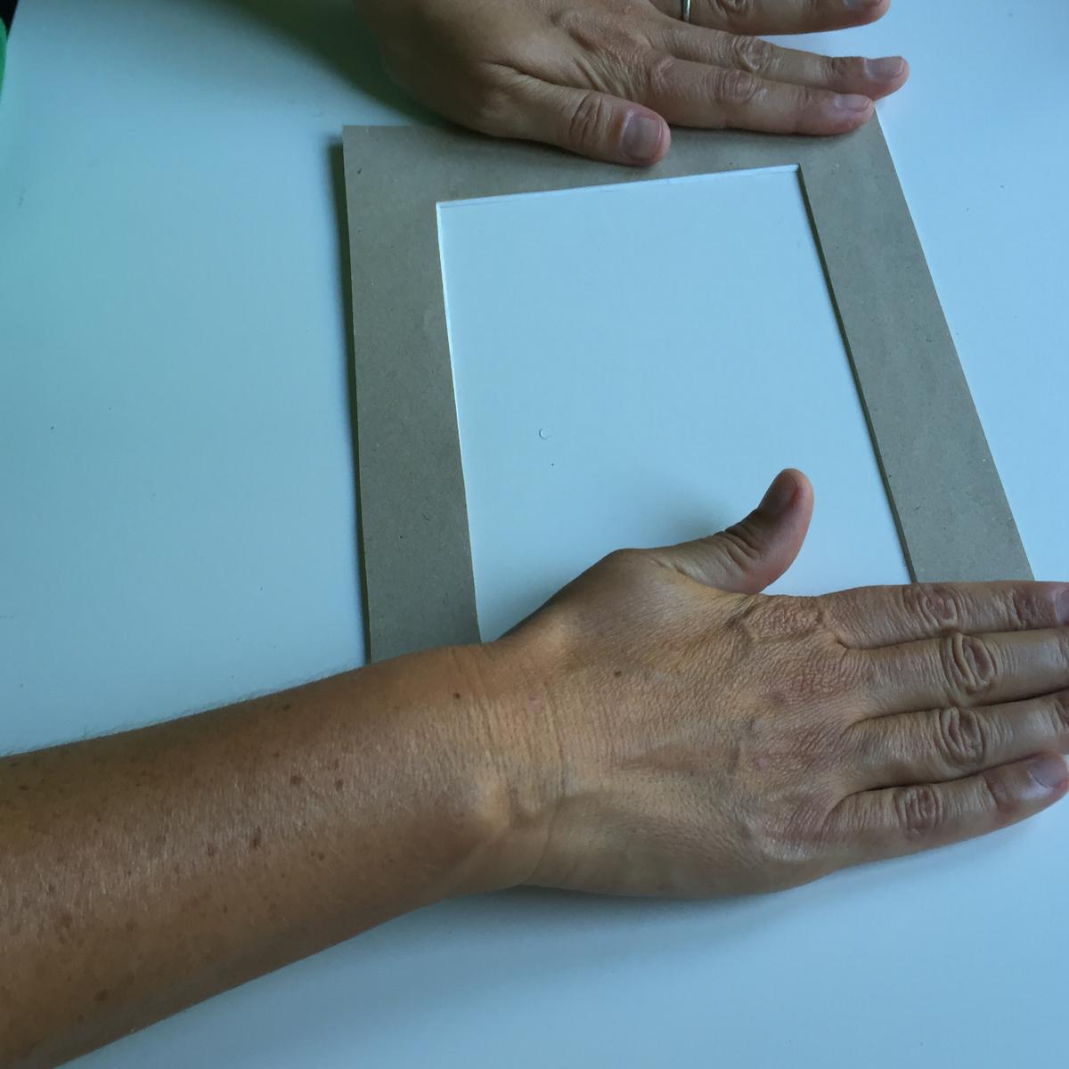 con pegamento de barra colamos el paspartu y el papel