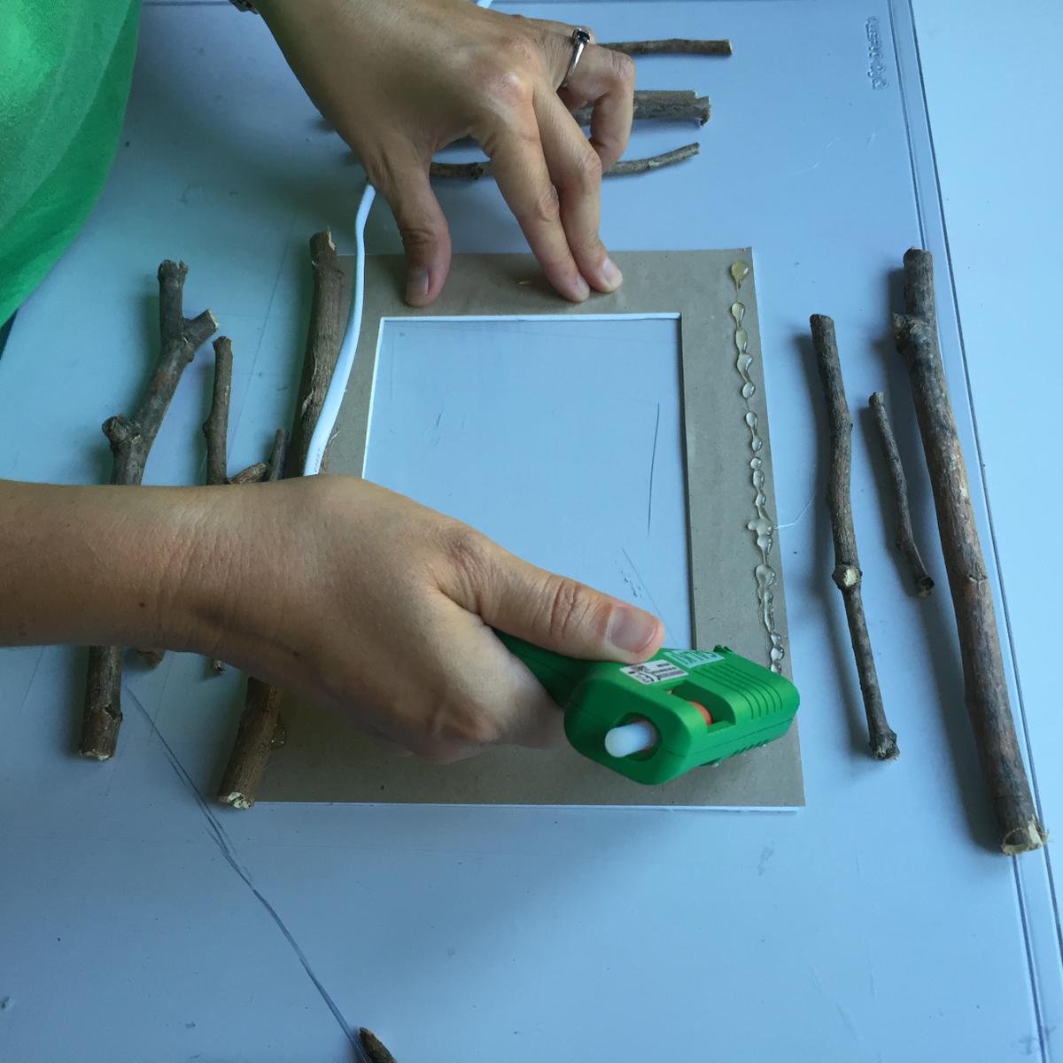 ponemos silicona caliente en el paspartú