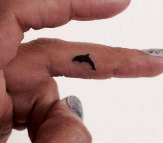 pequenos-tattoos-de-delfin-1