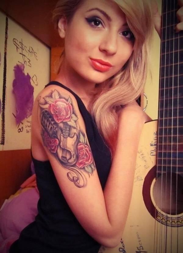 Tatuaje femenino guitarra