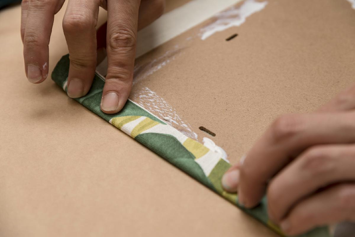 taller-diy-lm-decorar-con-telas-un-marco-de-fotos-paso-6-pegar-los-margenes-de-tela