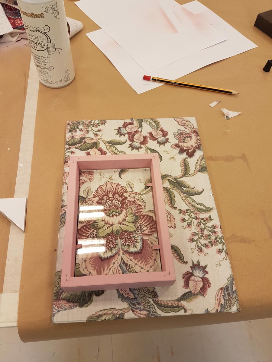 cómo decorar con telas un marco de fotos - taller Leroy Merlin getafe - rosa y flores