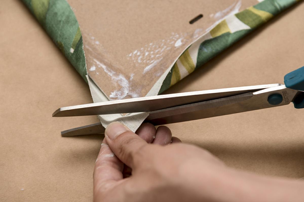 aller-diy-lm-decorar-con-telas-un-marco-de-fotos-paso-5-recortar-esquinas-de-tela