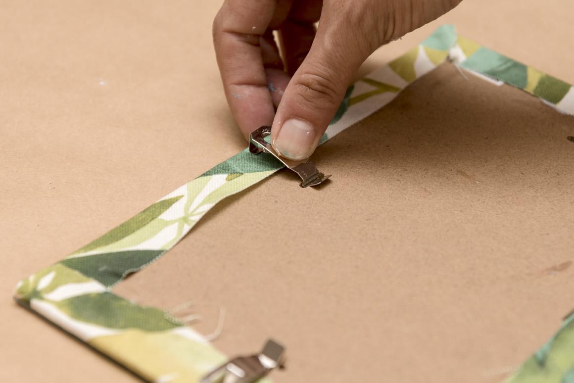 taller-diy-lm-decorar-con-telas-un-marco-de-fotos-paso-7-recolocar-enganches
