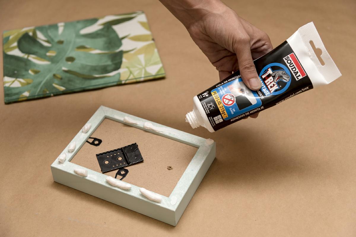 taller-diy-lm-decorar-con-telas-un-marco-de-fotos-paso-8-poner-pegamento-en-el-marco-pequeno