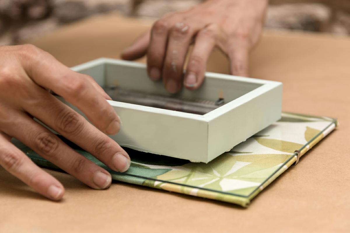 taller-diy-lm-decorar-con-telas-un-marco-de-fotos-paso-9-fijarlo-al-portafotos-de-cristal