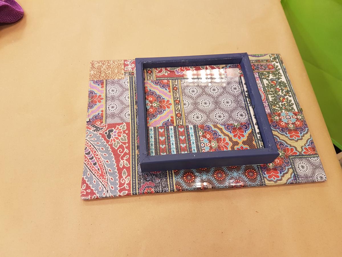 cómo decorar con telas un marco de fotos - taller Leroy Merlin getafe