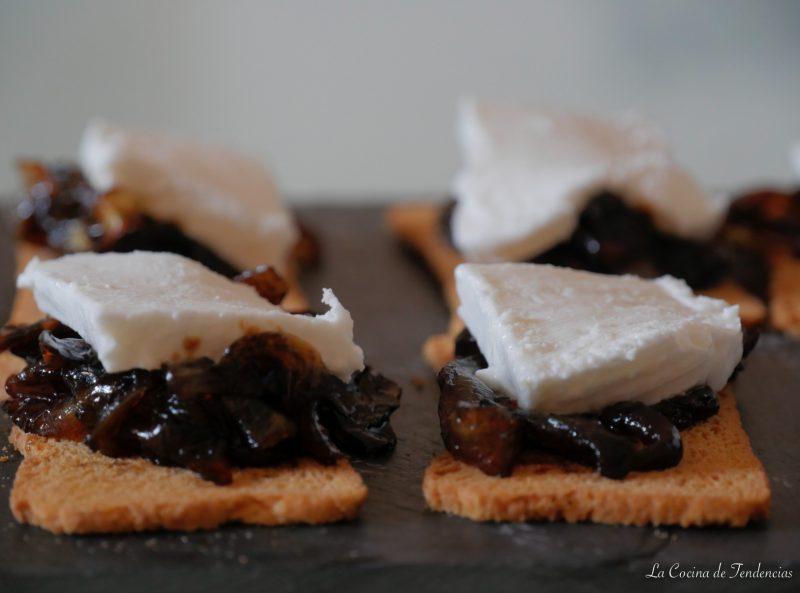 Tostas de cebolla caramelizada con queso de cabra