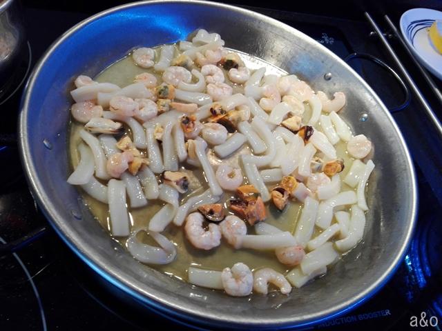 Gambas, mejillones y calamares como base de la paella.
