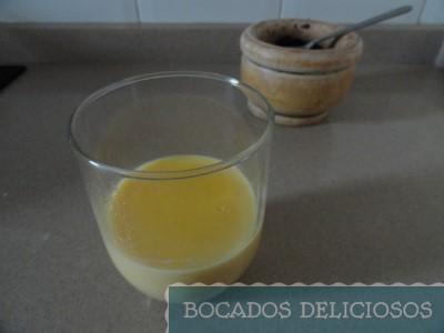 Llenamos de flan medio vaso