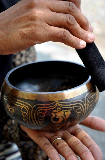 Se puede hacer sonar un cuenco cantor a través del roce