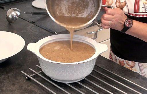 Vertemos la sopa buletus en un recipiente