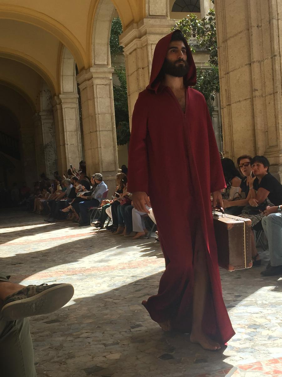 Efe Andrew diseñadora desfile estacion diseño