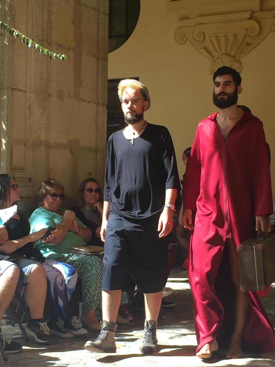 Efe Andrew diseñadora desfile estacion diseño