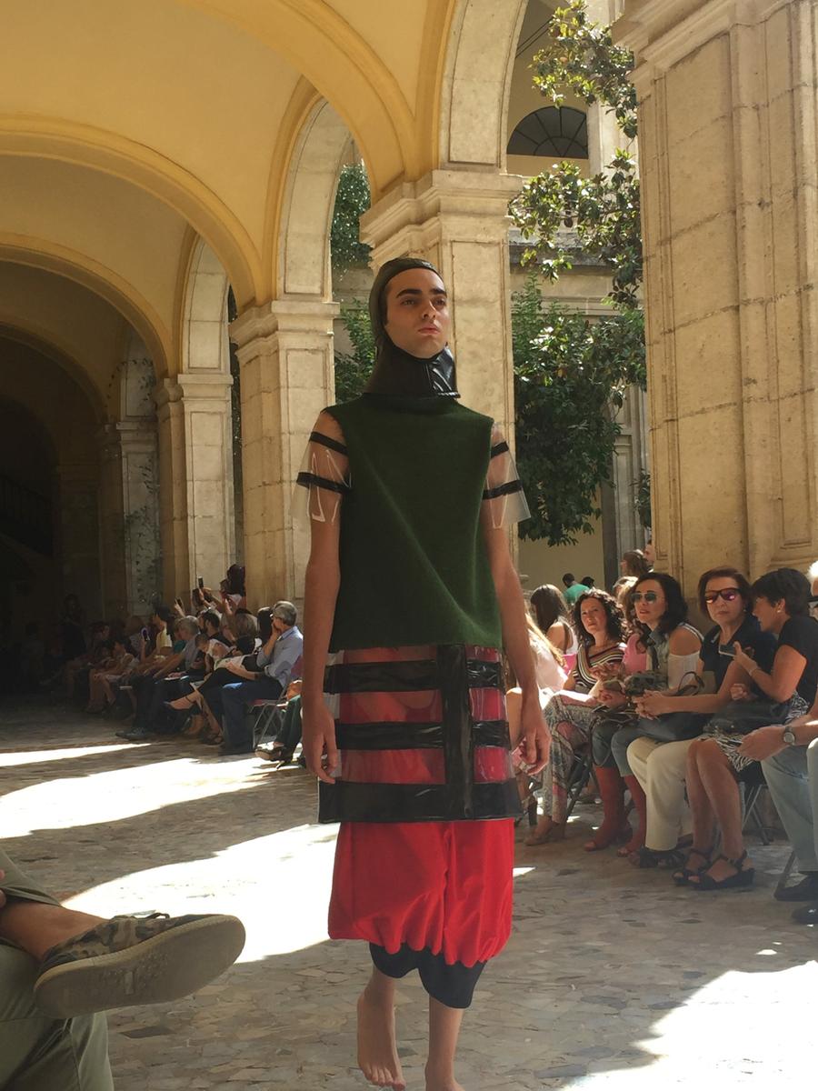 Efe Andrew diseñadora desfile estacion diseño