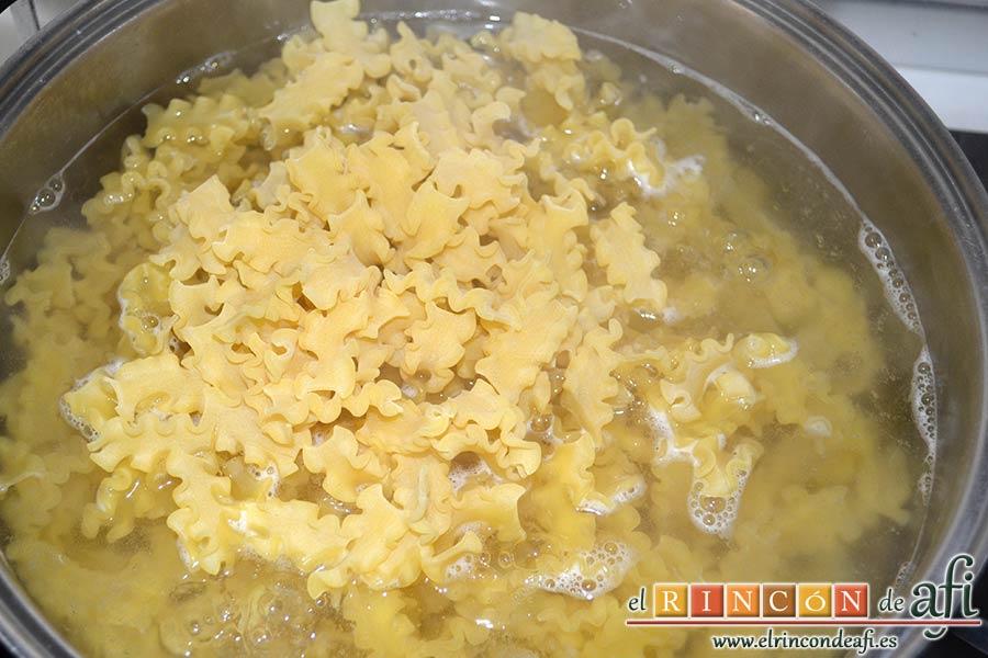 Mafalda corta con salmón, cocer la pasta siguiendo recomendaciones del fabricante