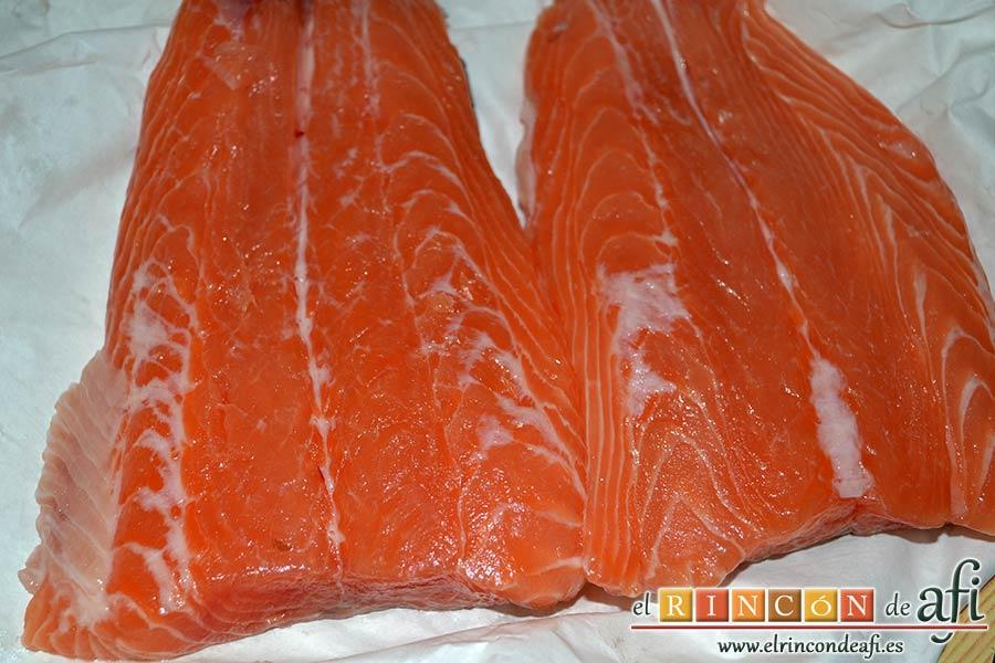 Mafalda corta con salmón, revisar los lomos de salmón