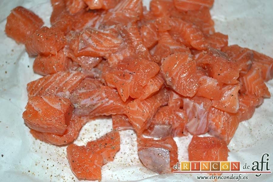 Mafalda corta con salmón, cortarlos en taquitos y salpimentar