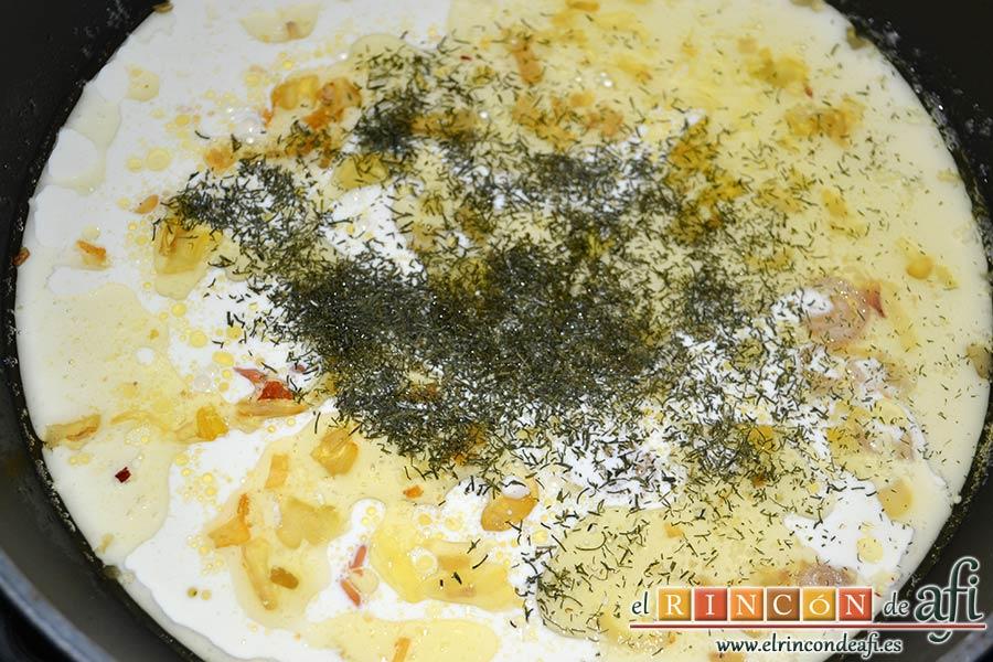 Mafalda corta con salmón, cuando las chalotas estén rehogadas añadir la nata (crema de leche) y eneldo