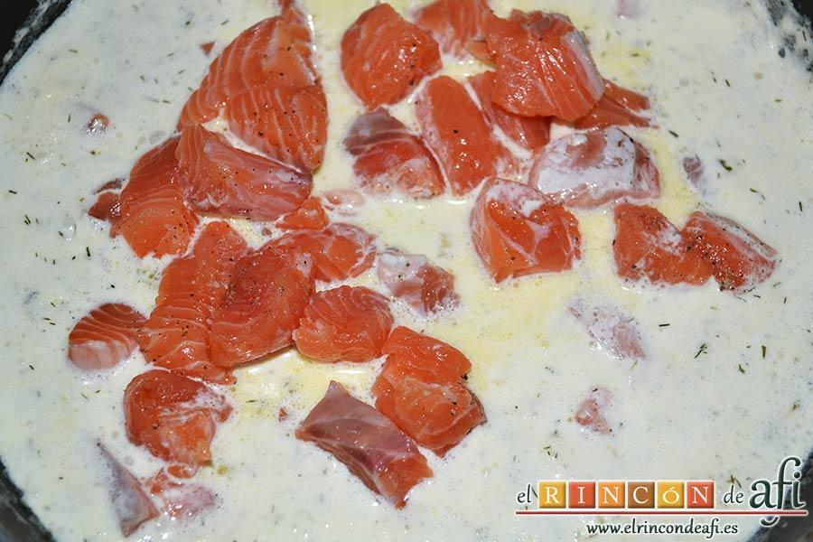 Mafalda corta con salmón, añadir el salmón