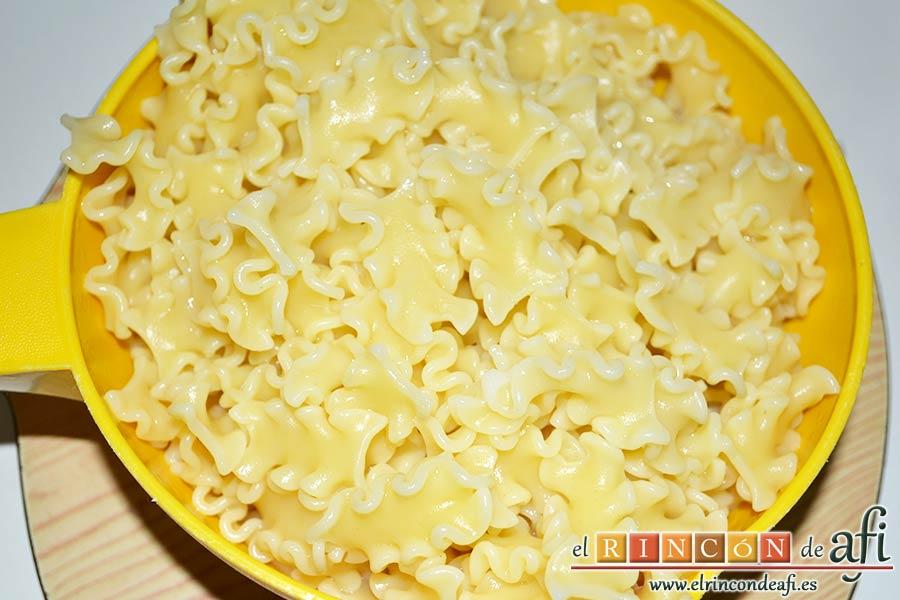 Mafalda corta con salmón, escurrir la pasta y prepararla para servir