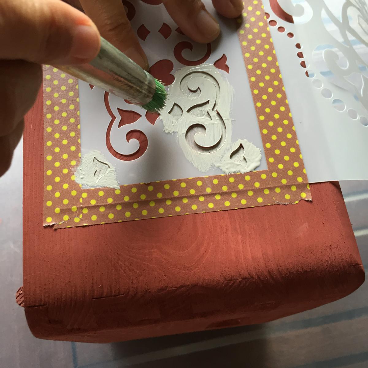 pintamos con el pincel de estarcido