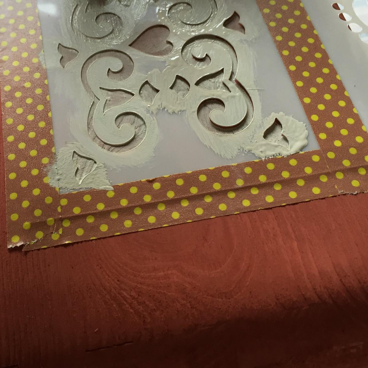 dejamos secar bien, y luego quitamos la plantilla