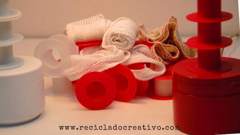 Lámpara con vendas y carretes de esparadrapo y botes de crema reciclados