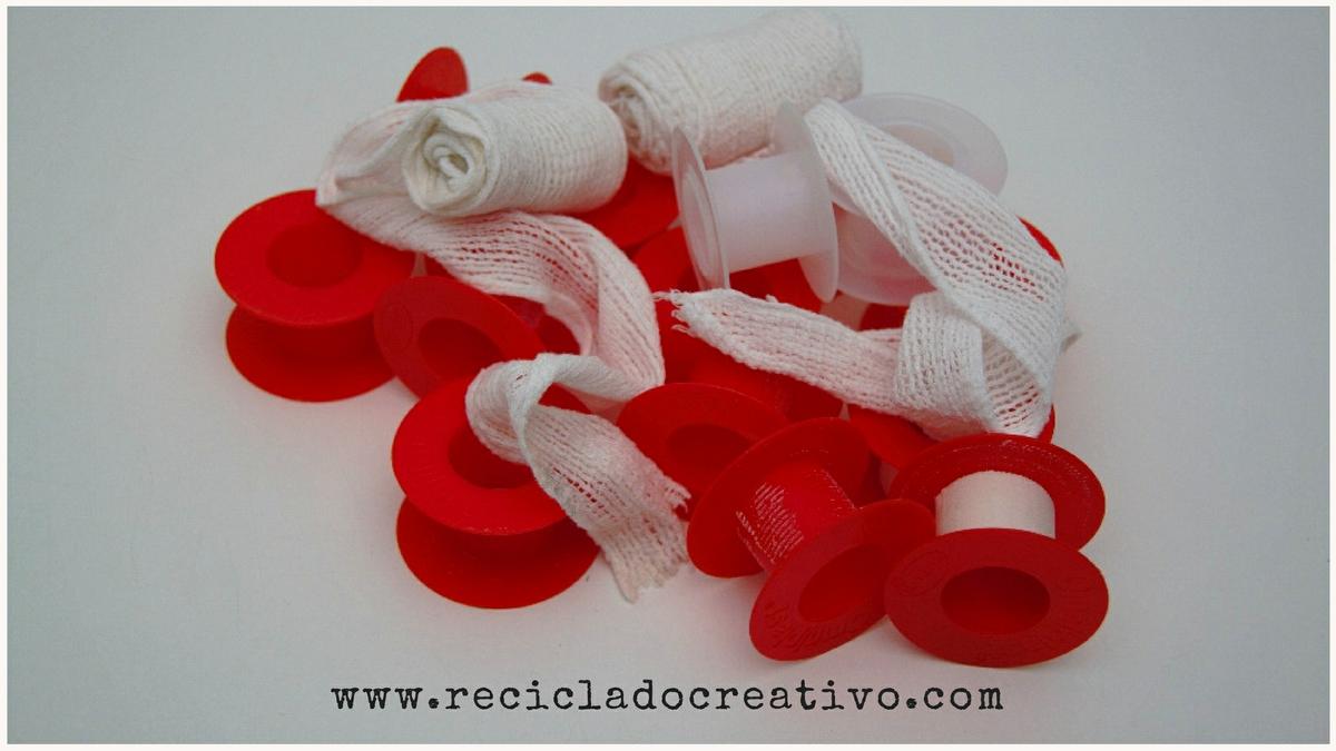 Lámpara con vendas y carretes de esparadrapo y botes de crema reciclados