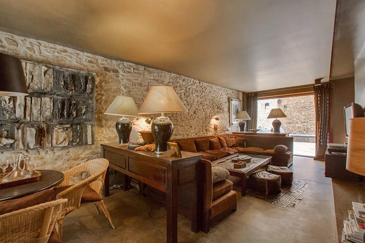 Lo rústico y lo moderno se mezclan en esta casa de Girona | Decoración
