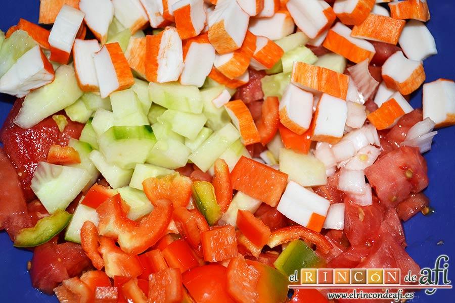Ensalada de arroz de tres colores, picar los ingredientes