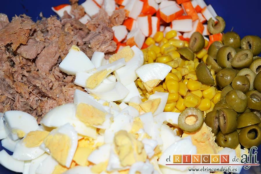 Ensalada de arroz de tres colores, picar los huevos sancochados, escurrir bien el atún, picar las aceitunas, escurrir el millo y picar los palitos de cangrejo