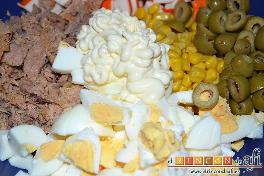 Ensalada de arroz de tres colores, añadir mayonesa al gusto