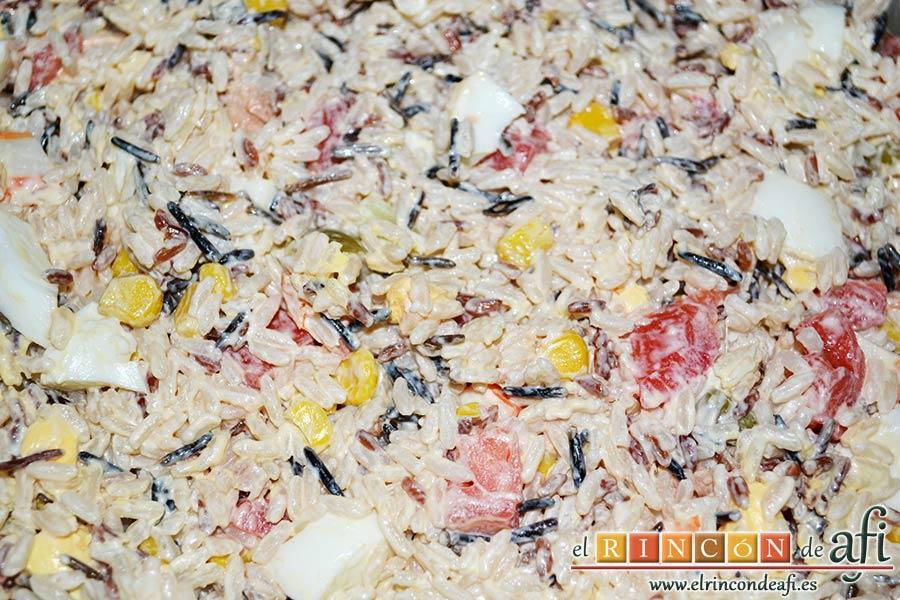 Ensalada de arroz de tres colores, mezclar bien y poner a enfriar