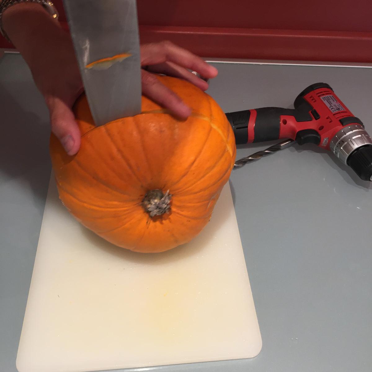 02-calabazas-decorativas-para-halloween-con-un-cuchillo-abrimos-la-calabaza