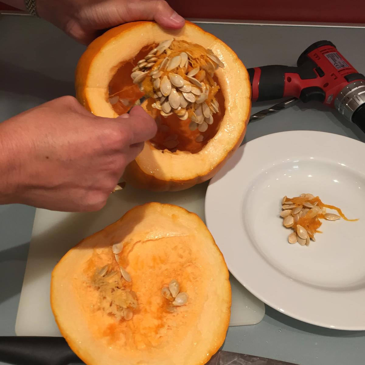 04-calabazas-decorativas-para-halloween-con-una-cuchara-sacamos-las-semillas