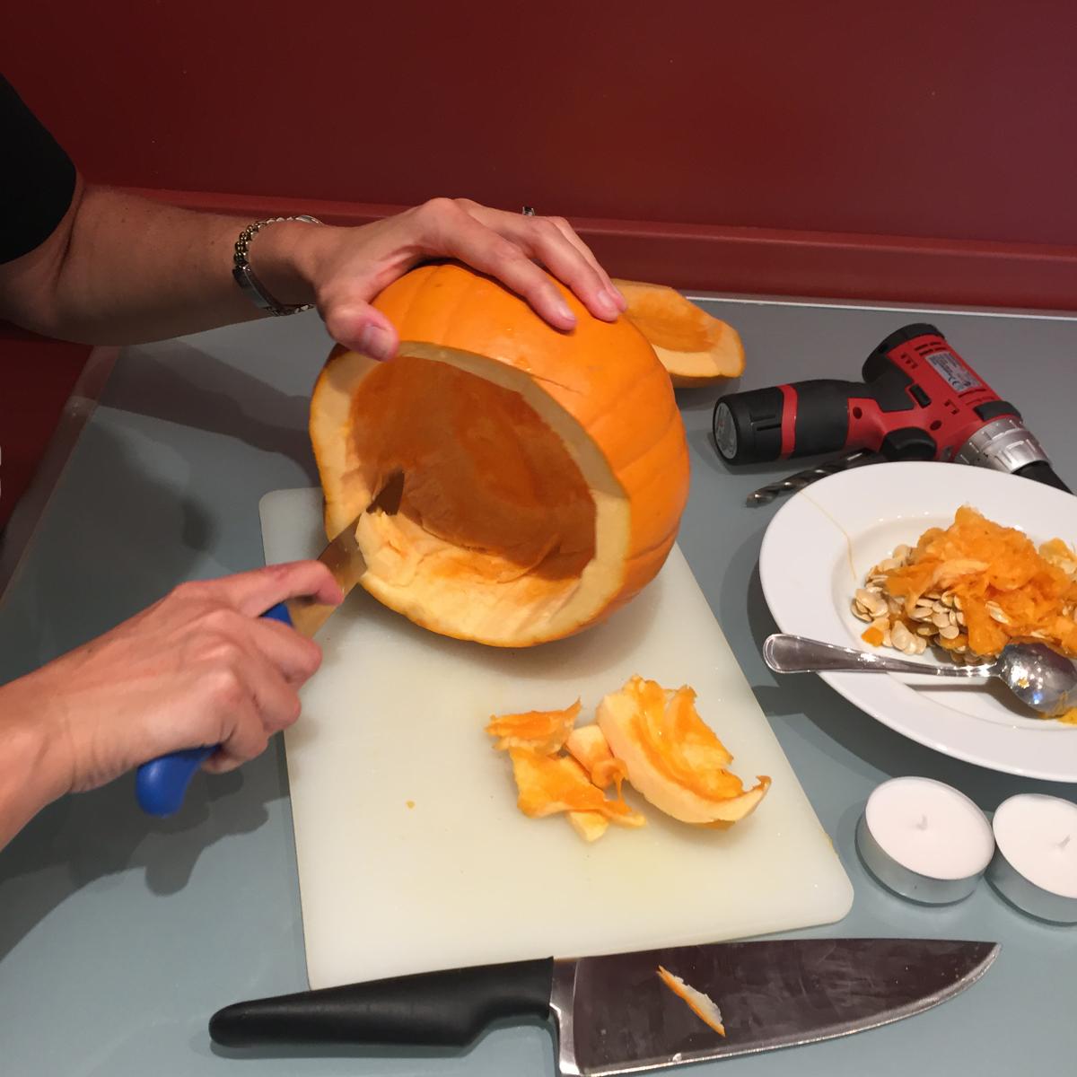 06-calabazas-decorativas-para-halloween-vaciamos-bien-la-calabaza